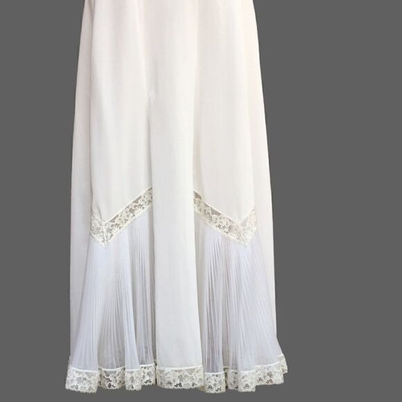 Vintage
Rogers Pleat Chiffon Lace Cutout Trim Full Slip Dress - Picture 12 of 15